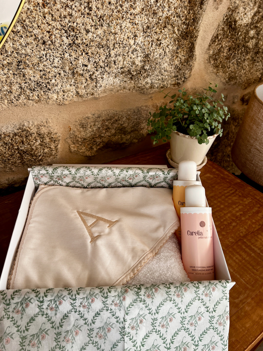 CAJA REGALO RECIÉN NACIDO 09 | TOALLA BORDADA + GEL/CHAMPÚ + BODY MILK