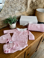 CAJA REGALO RECIÉN NACIDO 06 ROSA BEBÉ | CONJUNTO + BODY + MANTA