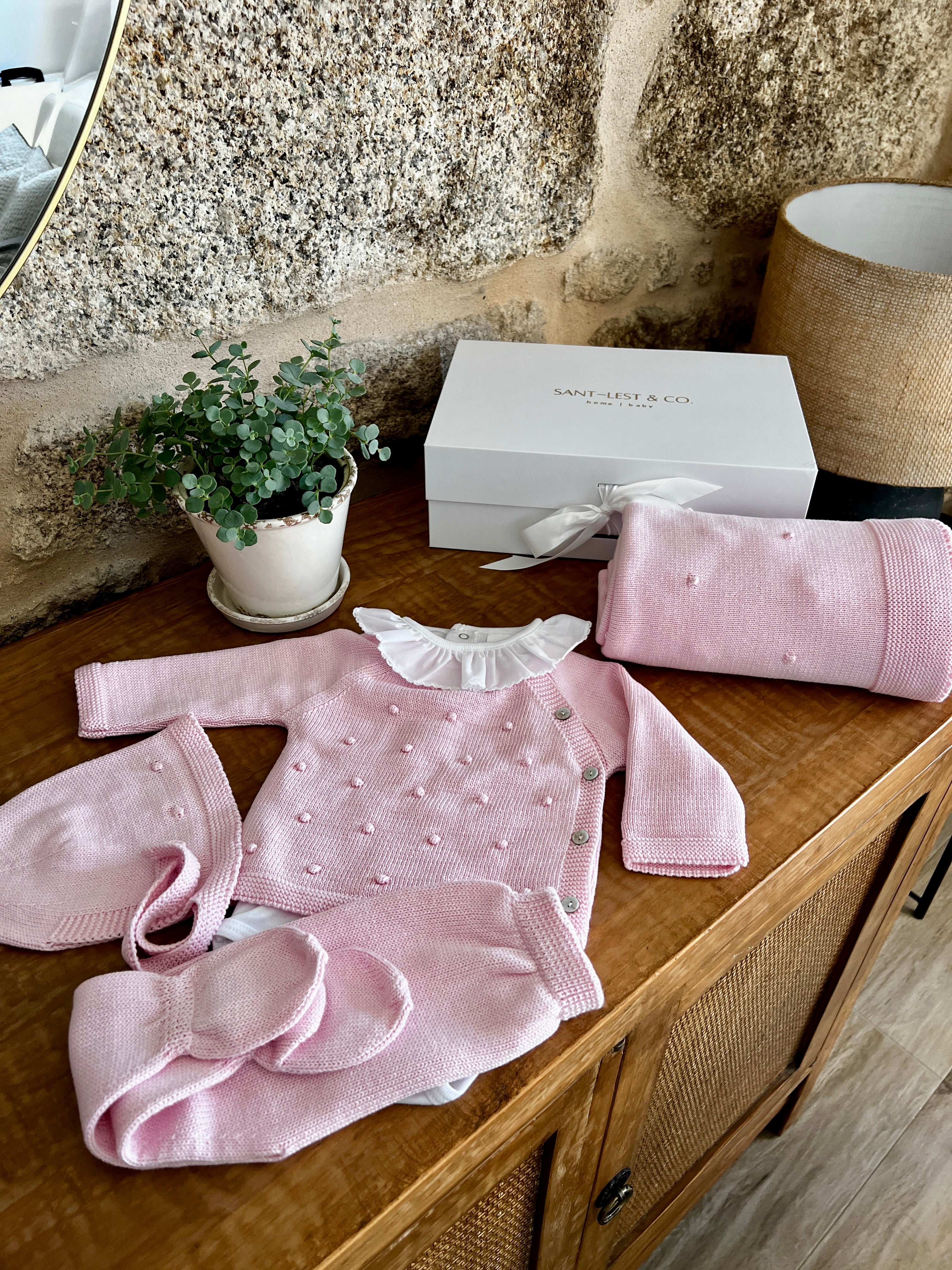 CAJA REGALO RECIÉN NACIDO 06 ROSA BEBÉ | CONJUNTO + BODY + MANTA
