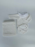 CAJA REGALO RECIÉN NACIDO 07 BLANCO PERLA - CONJUNTO + BODY + MANTA