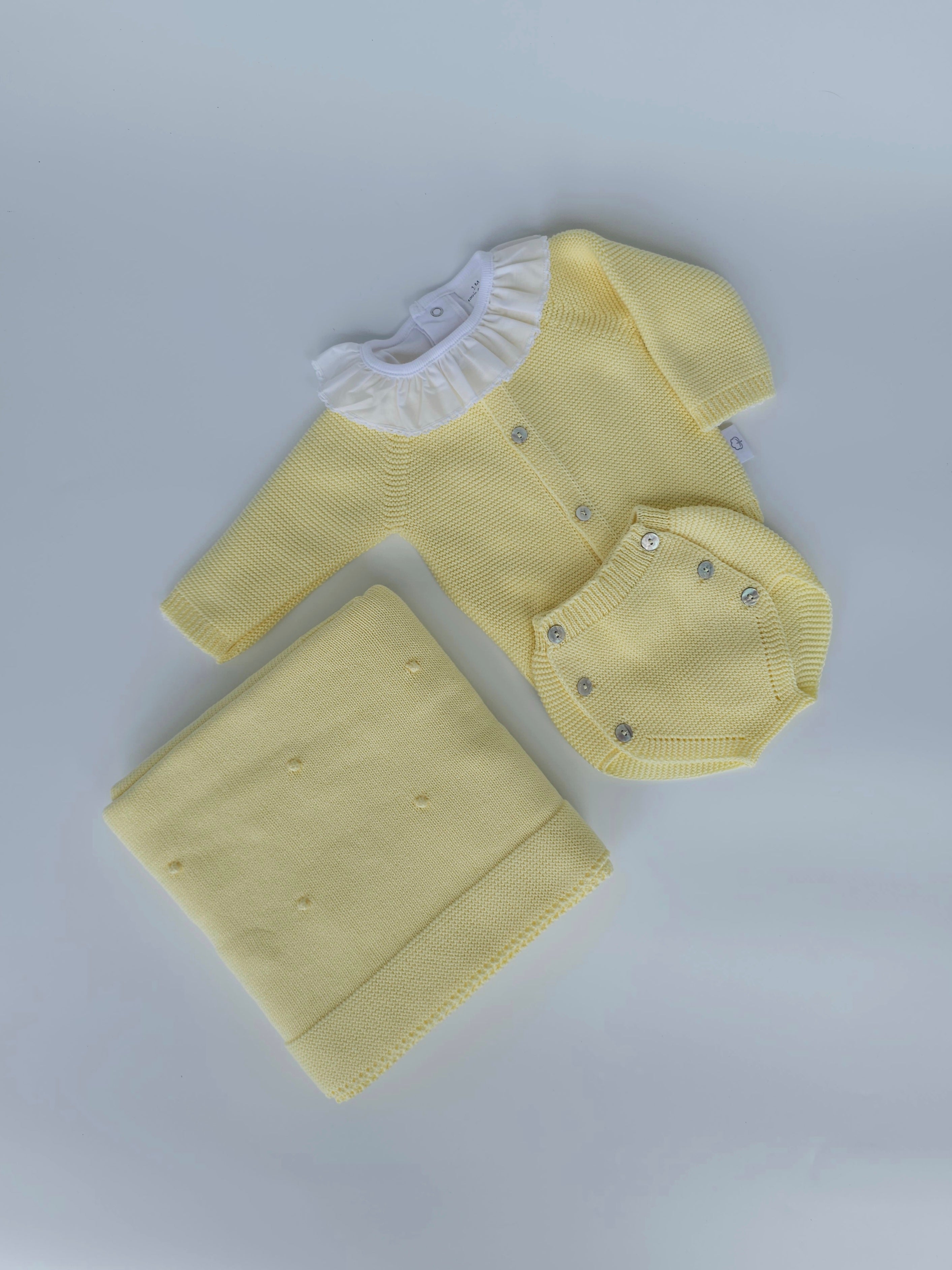 CAJA RECIEN NACIDO 07 AMARILLO - CONJUNTO + BODY + MANTA