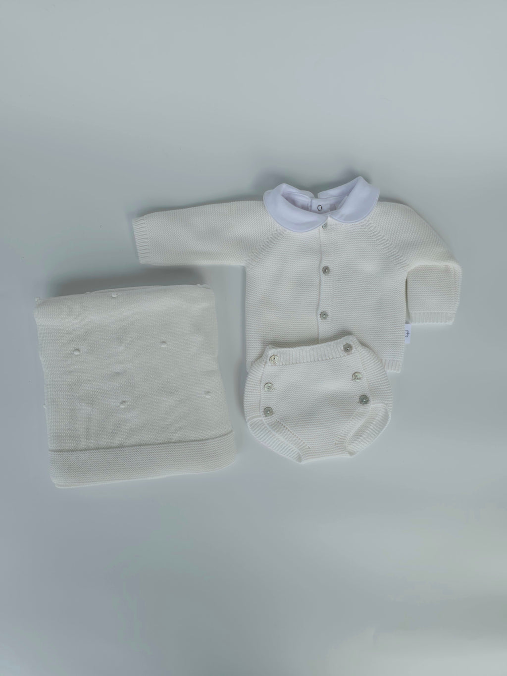CAJA REGALO RECIÉN NACIDO 07 BLANCO PERLA - CONJUNTO + BODY + MANTA
