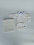 CAJA REGALO RECIÉN NACIDO 07 BLANCO PERLA - CONJUNTO + BODY + MANTA