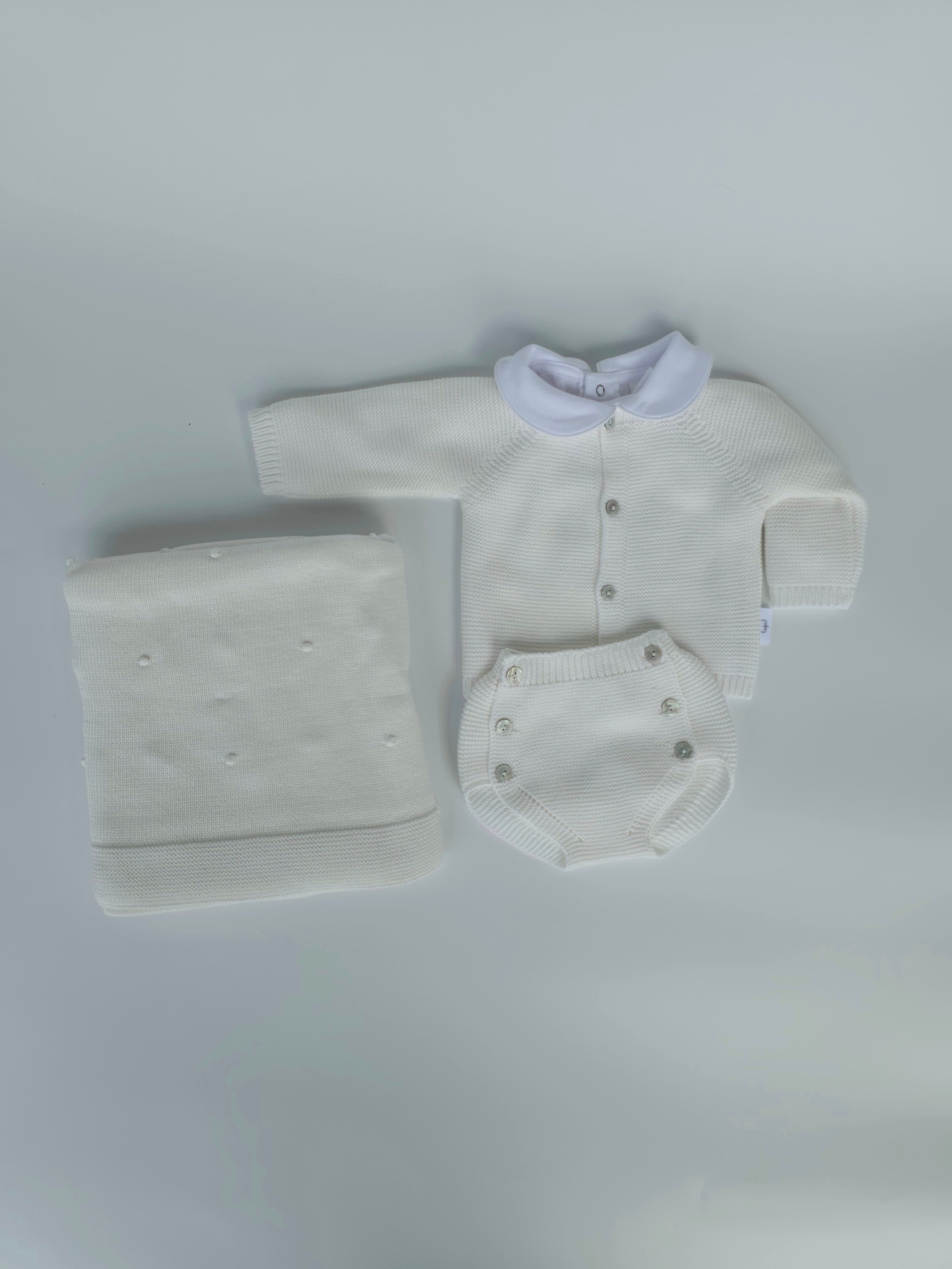 CAJA REGALO RECIÉN NACIDO 07 BLANCO PERLA - CONJUNTO + BODY + MANTA