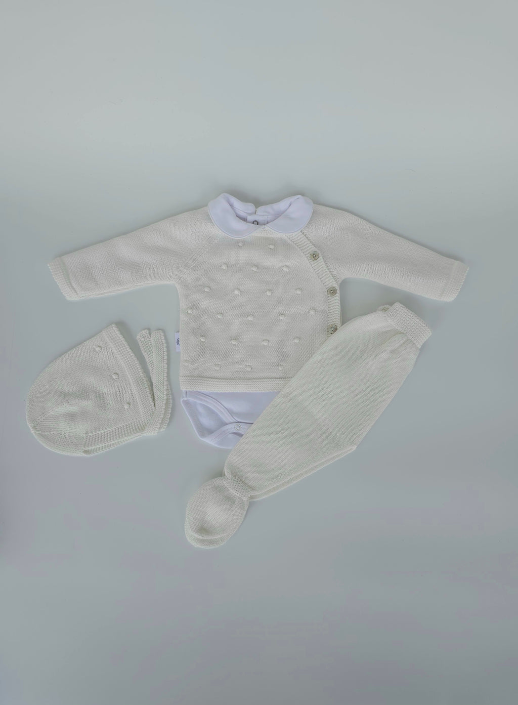 CAJA REGALO RECIÉN NACIDO 04 BLANCO PERLA - CONJUNTO PUNTO + BODY