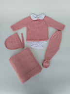 CAJA REGALO RECIÉN NACIDO 06 ROSA PALO - CONJUNTO + BODY + MANTA