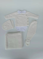 CAJA REGALO RECIÉN NACIDO 06 BLANCO PERLA - CONJUNTO + BODY + MANTA