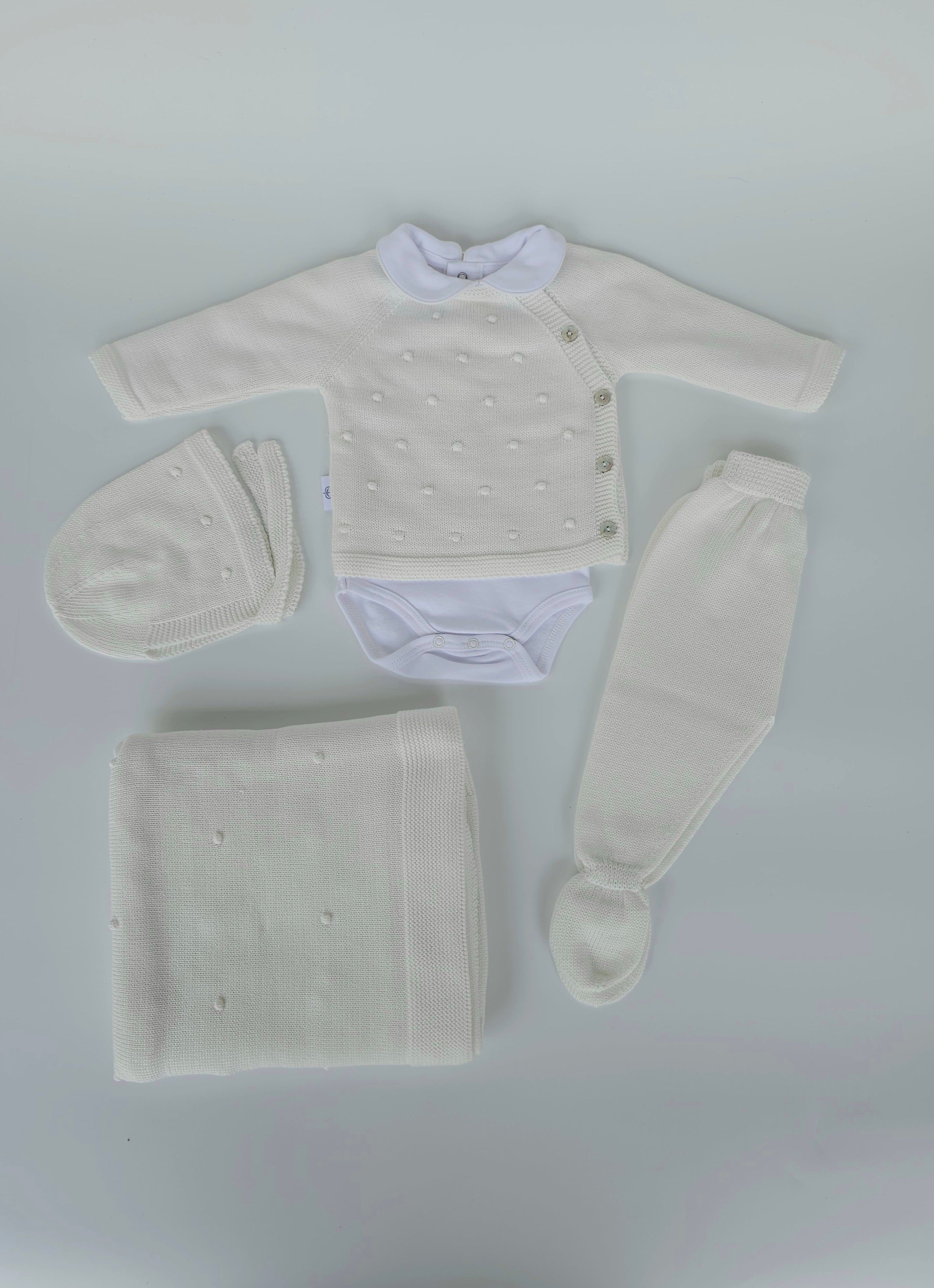 CAJA REGALO RECIÉN NACIDO 06 BLANCO PERLA - CONJUNTO + BODY + MANTA