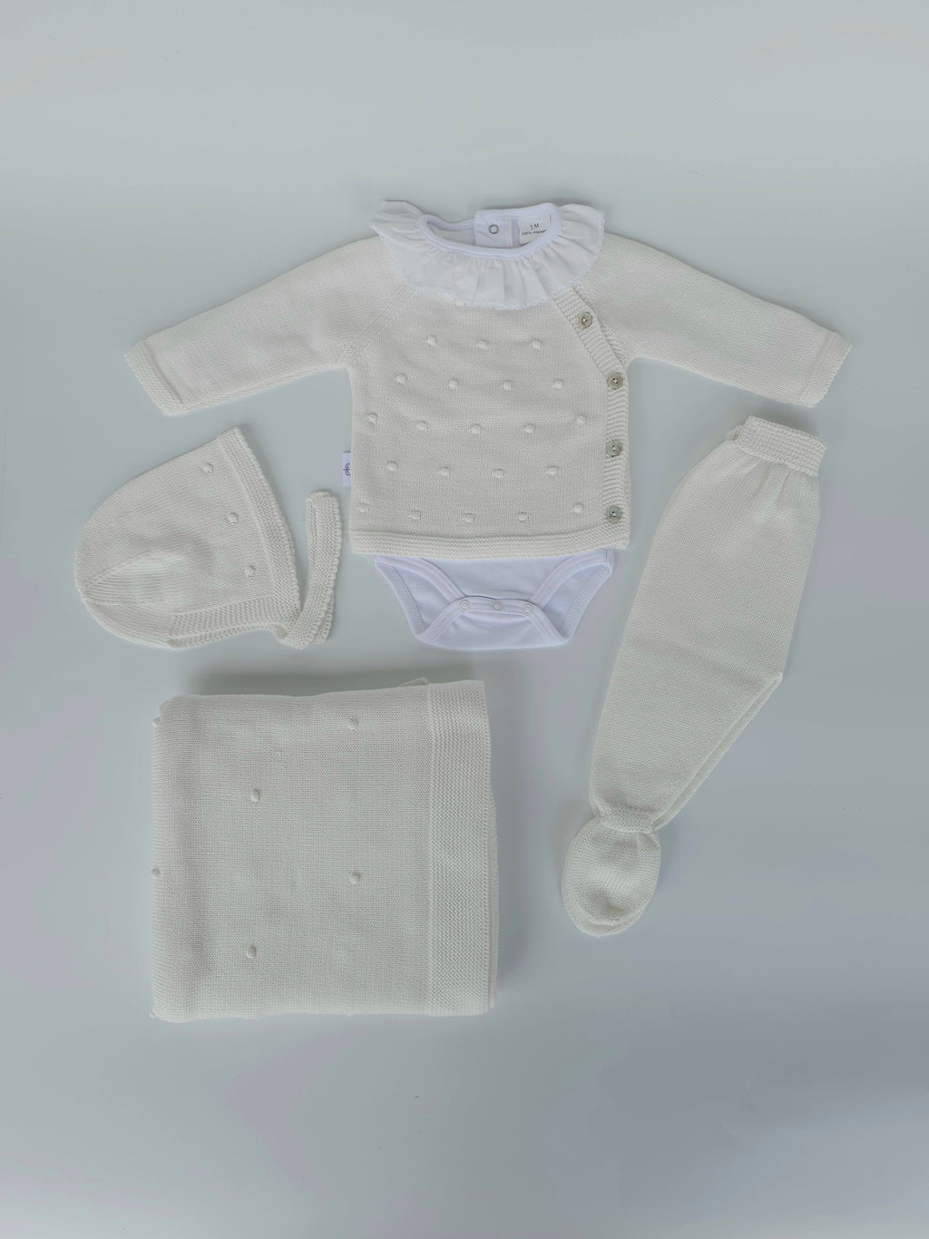 CAJA REGALO RECIÉN NACIDO 06 BLANCO PERLA - CONJUNTO + BODY + MANTA