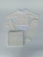 CAJA REGALO RECIÉN NACIDO 06 BLANCO PERLA - CONJUNTO + BODY + MANTA