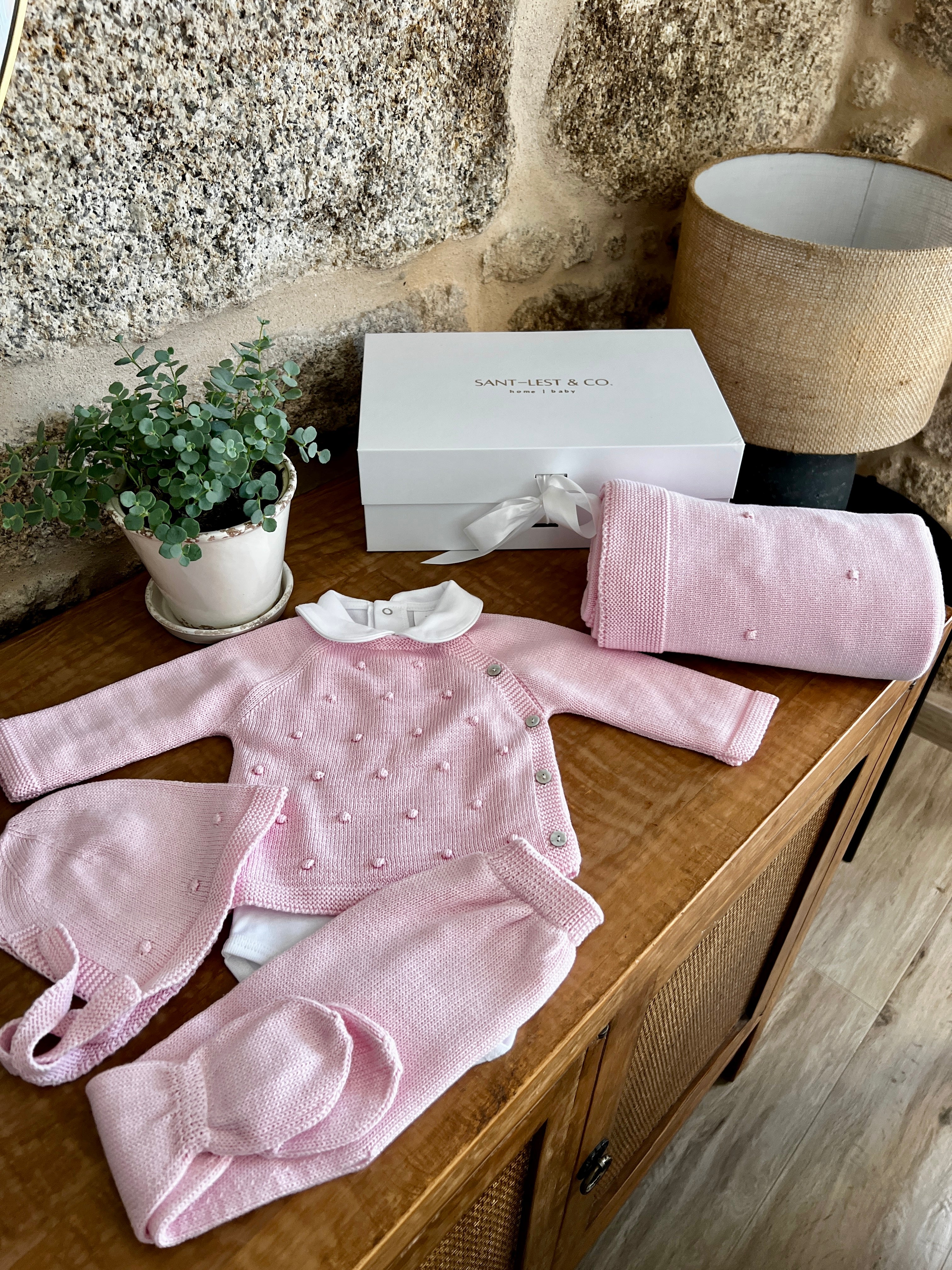 CAJA REGALO RECIÉN NACIDO 06 ROSA BEBÉ | CONJUNTO + BODY + MANTA