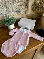 CAJA REGALO RECIÉN NACIDO 05 ROSA BEBÉ | CONJUNTO PUNTO + BODY