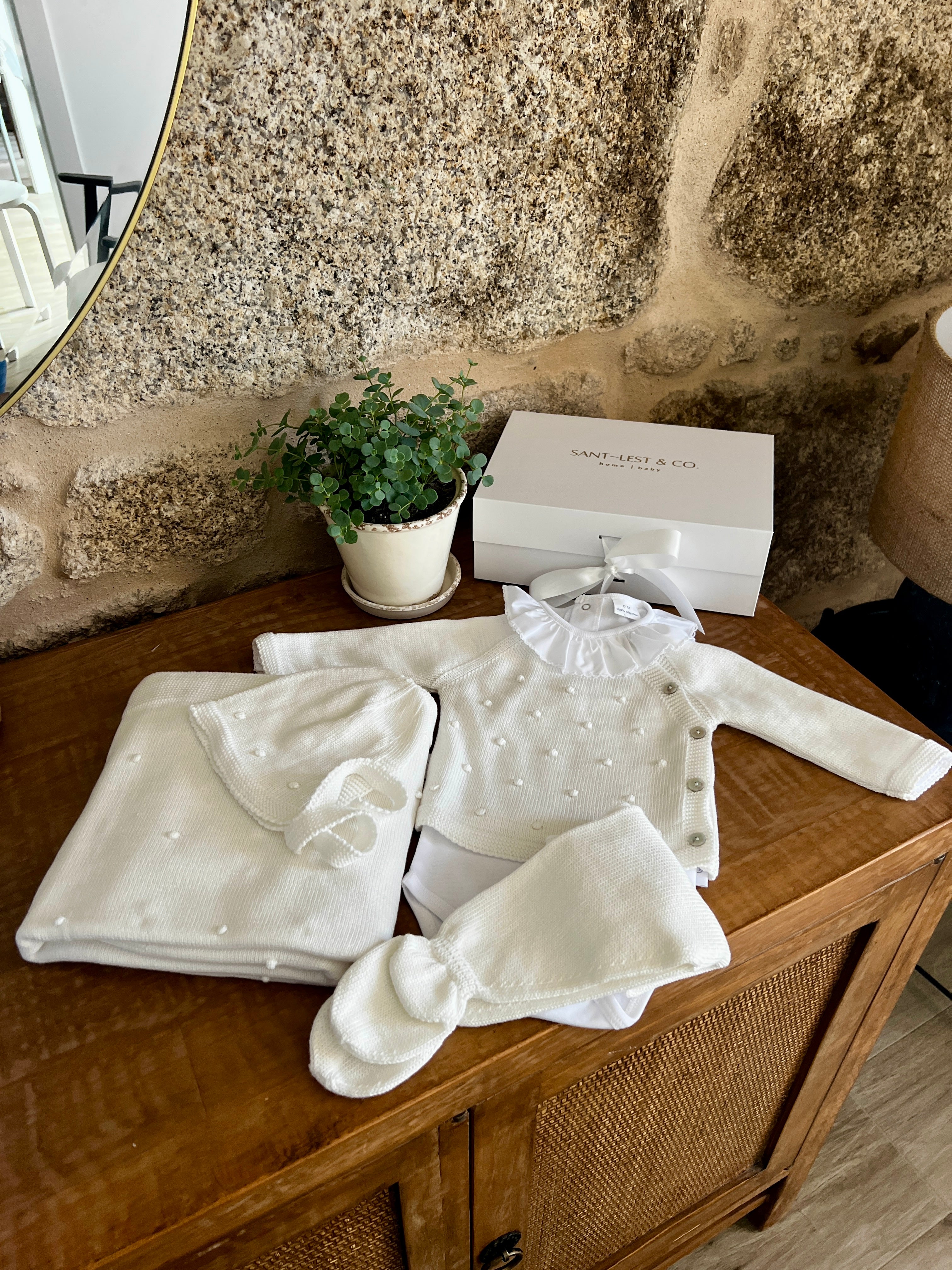 CAJA REGALO RECIÉN NACIDO 06 BLANCO PERLA | CONJUNTO + BODY + MANTA