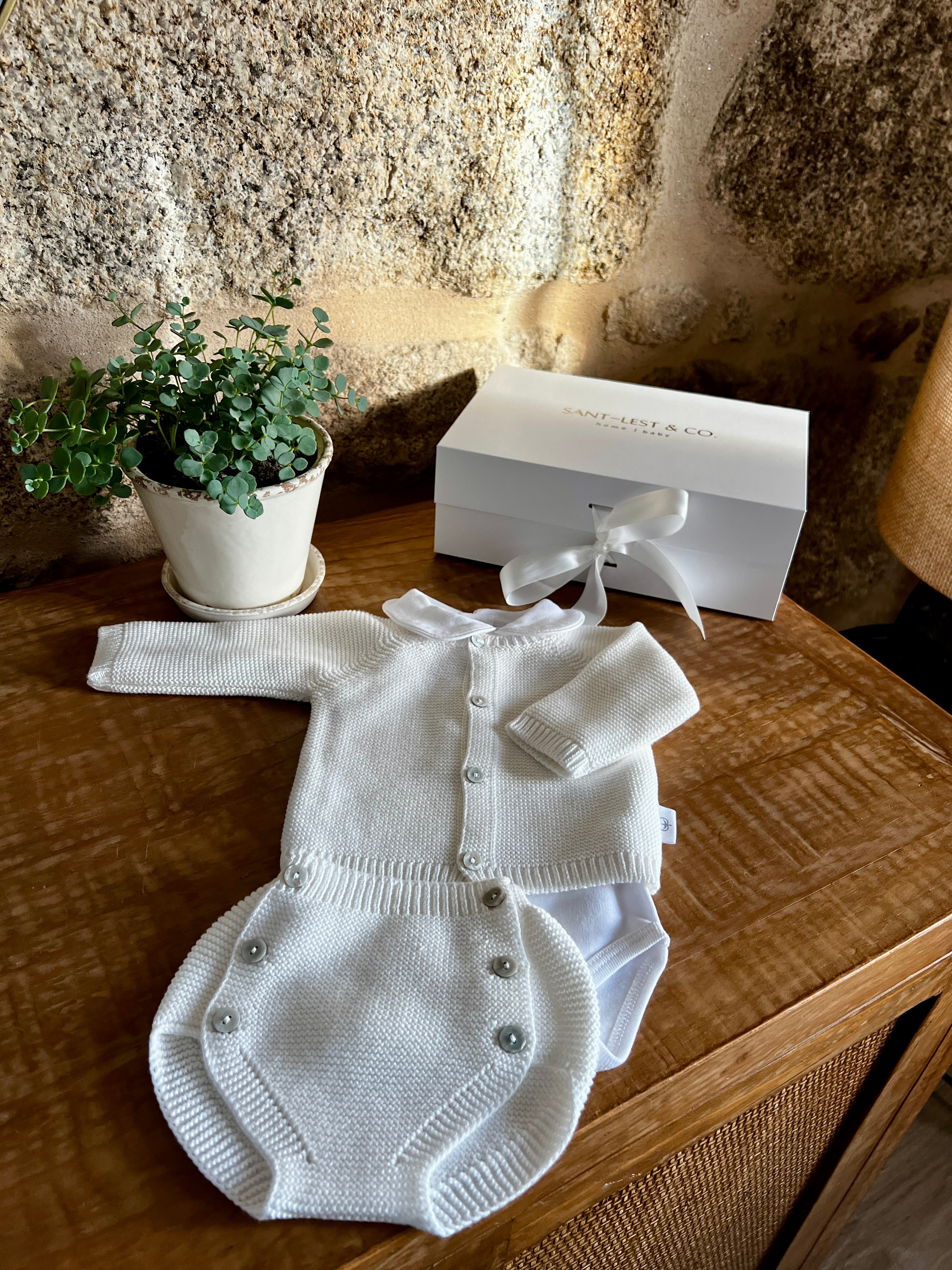 CAJA REGALO RECIÉN NACIDO 05 BLANCO PERLA | CONJUNTO PUNTO + BODY