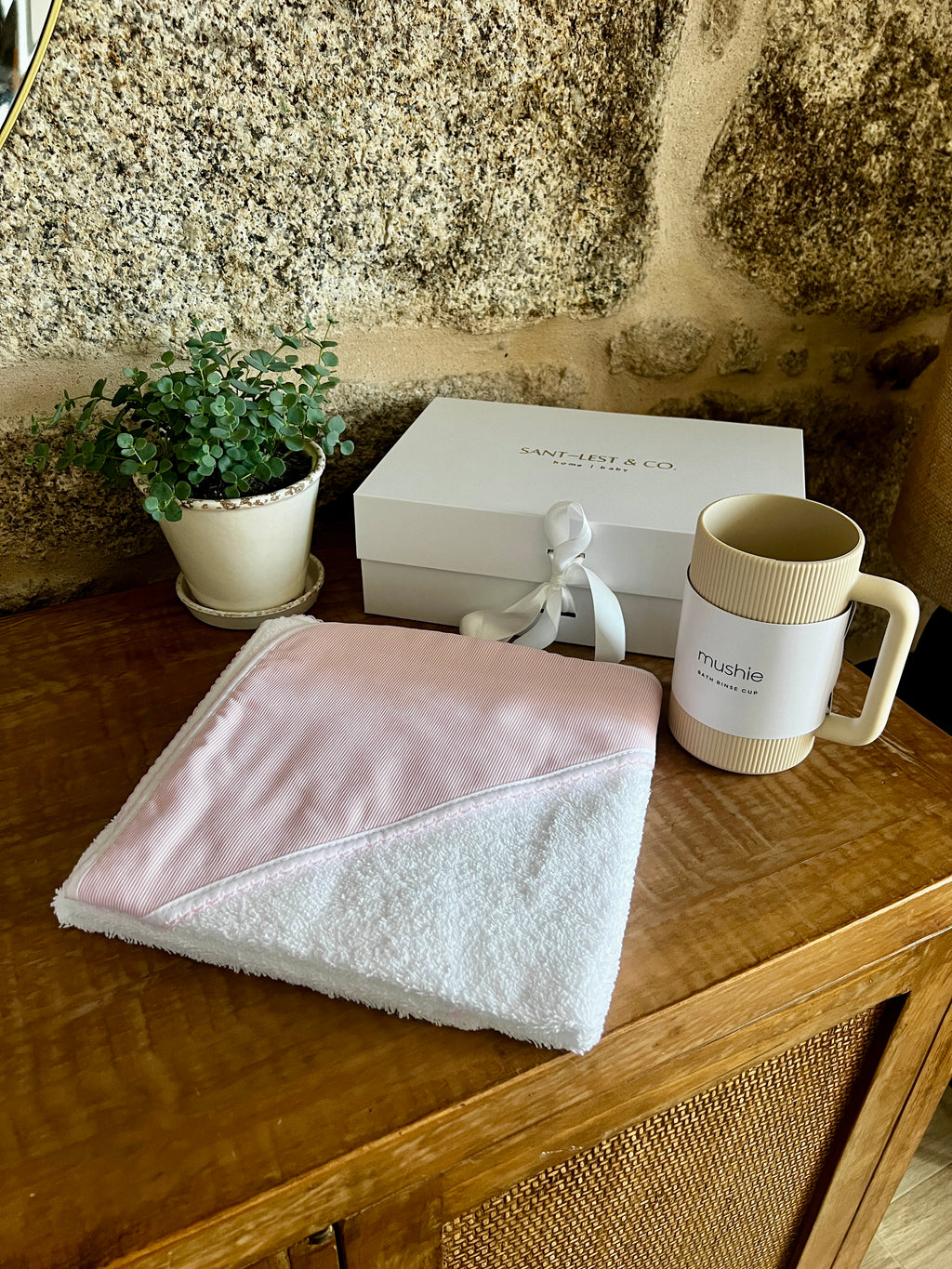 CAJA REGALO RECIÉN NACIDO 08 | TOALLA BORDADA + TAZA ENJUAGUE