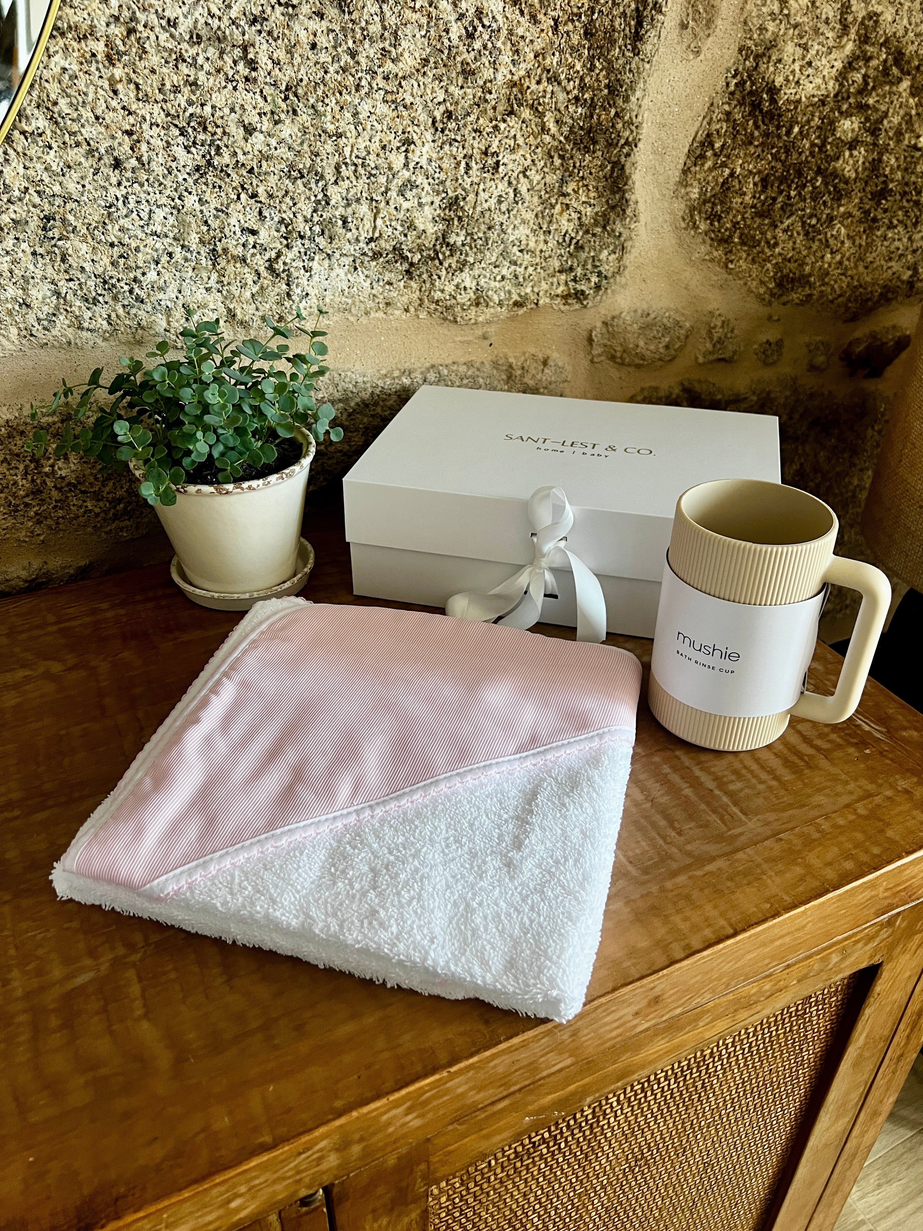 CAJA REGALO RECIÉN NACIDO 08 | TOALLA BORDADA + TAZA ENJUAGUE