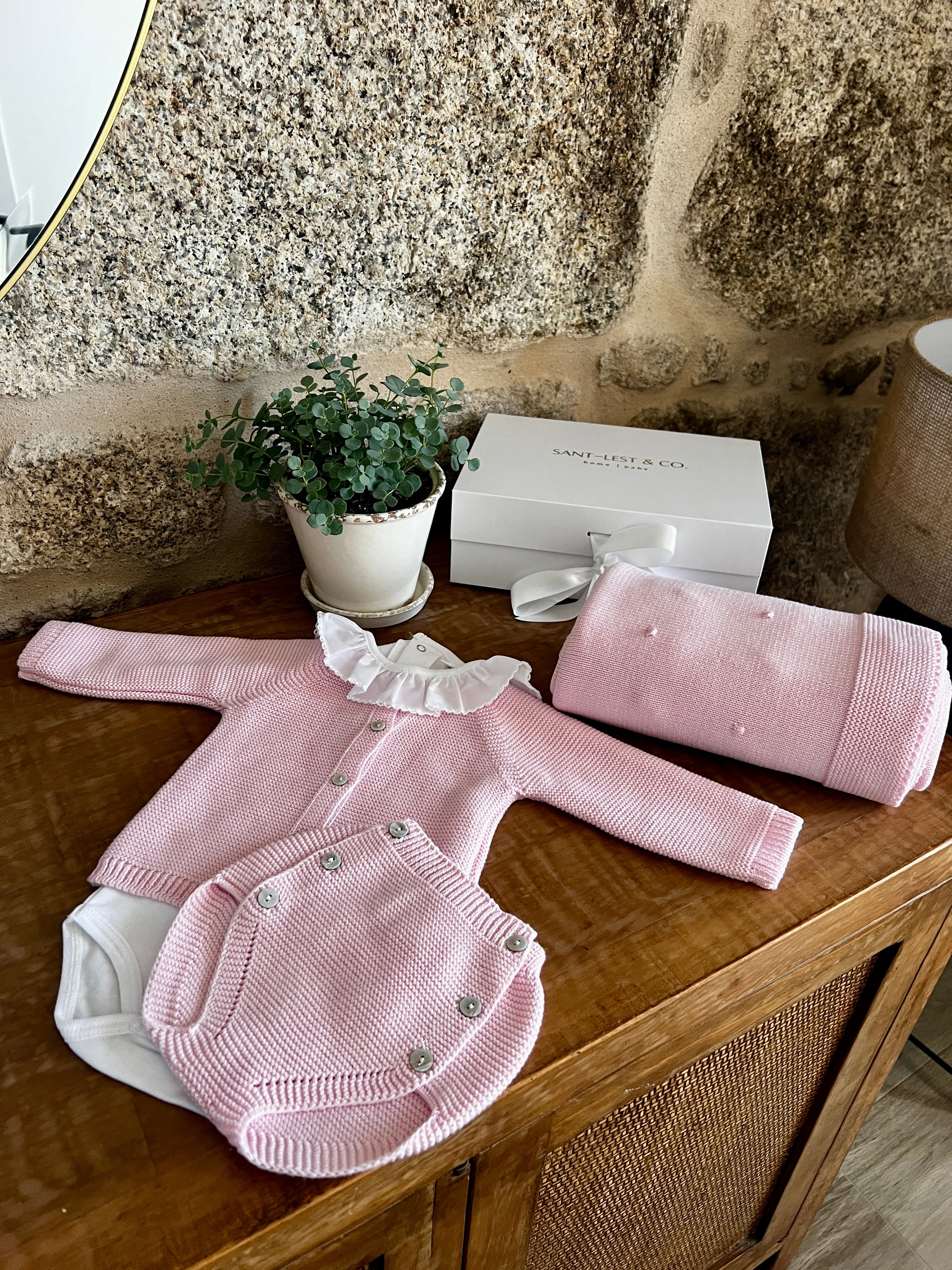 CAJA REGALO RECIÉN NACIDO 07 ROSA BEBÉ | CONJUNTO + BODY + MANTA