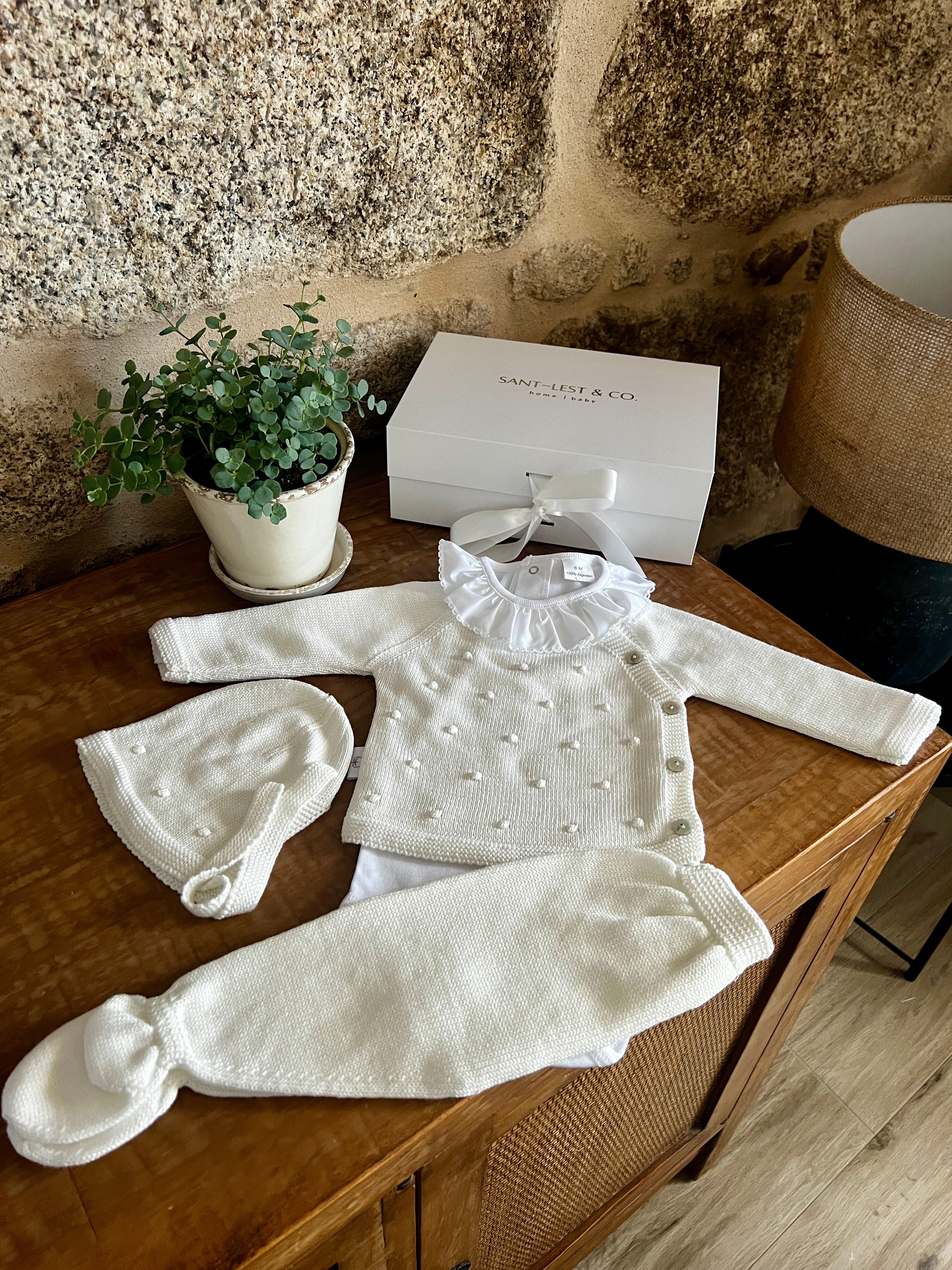 CAJA REGALO RECIÉN NACIDO 04 BLANCO PERLA | CONJUNTO PUNTO + BODY
