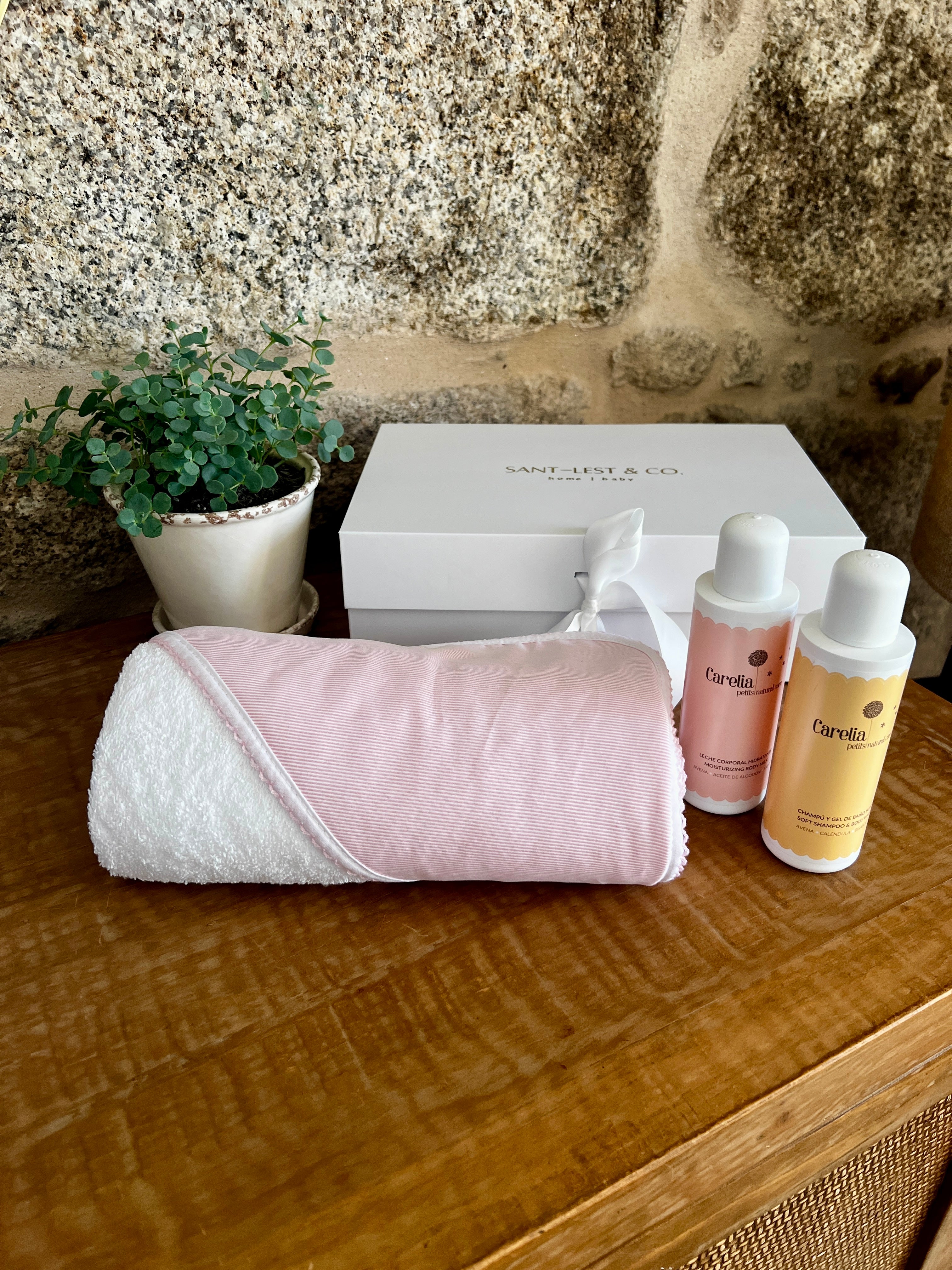 CAJA REGALO RECIÉN NACIDO 09 | TOALLA BORDADA + GEL/CHAMPÚ + BODY MILK