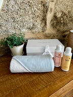 CAJA REGALO RECIÉN NACIDO 09 | TOALLA BORDADA + GEL/CHAMPÚ + BODY MILK