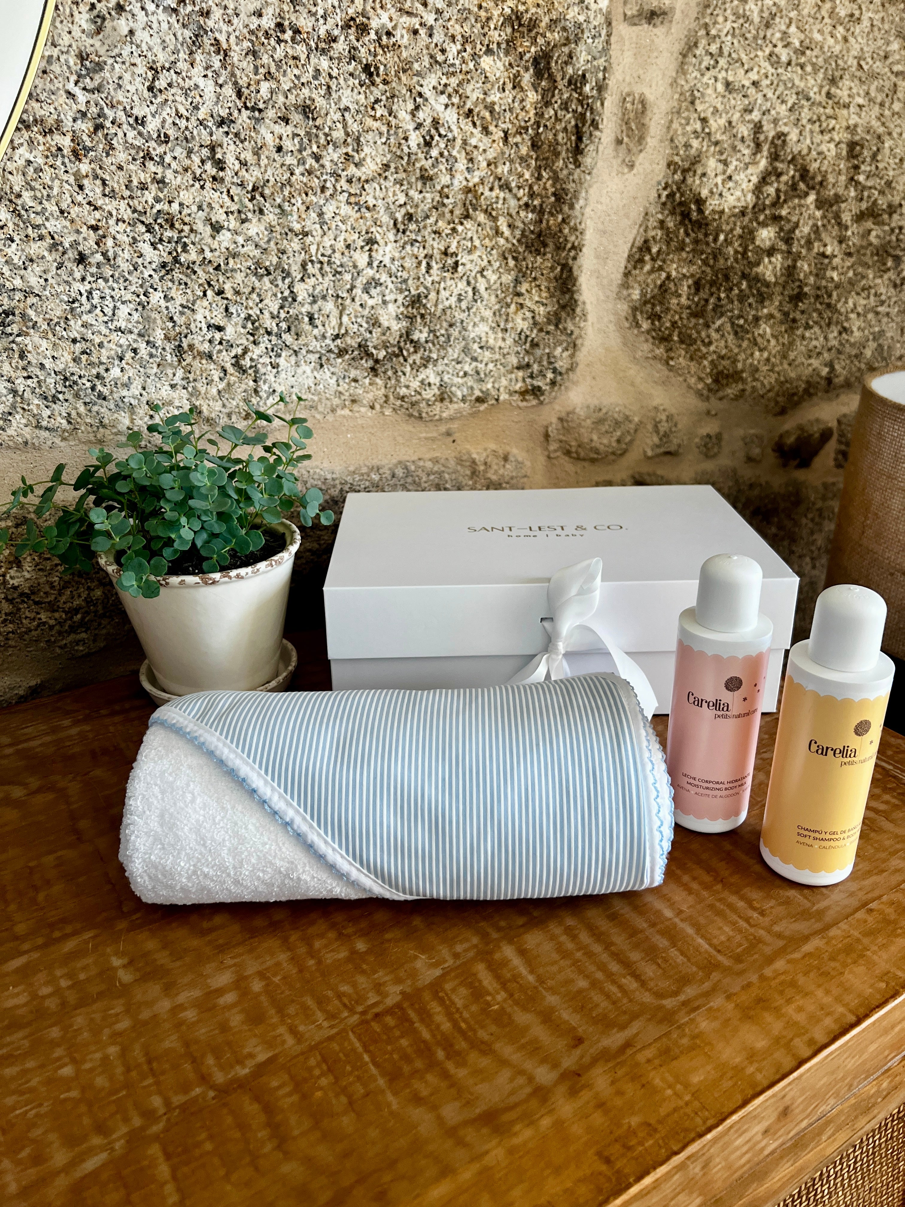 CAJA REGALO RECIÉN NACIDO 09 | TOALLA BORDADA + GEL/CHAMPÚ + BODY MILK