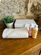 CAJA REGALO RECIÉN NACIDO 09 | TOALLA BORDADA + GEL/CHAMPÚ + BODY MILK