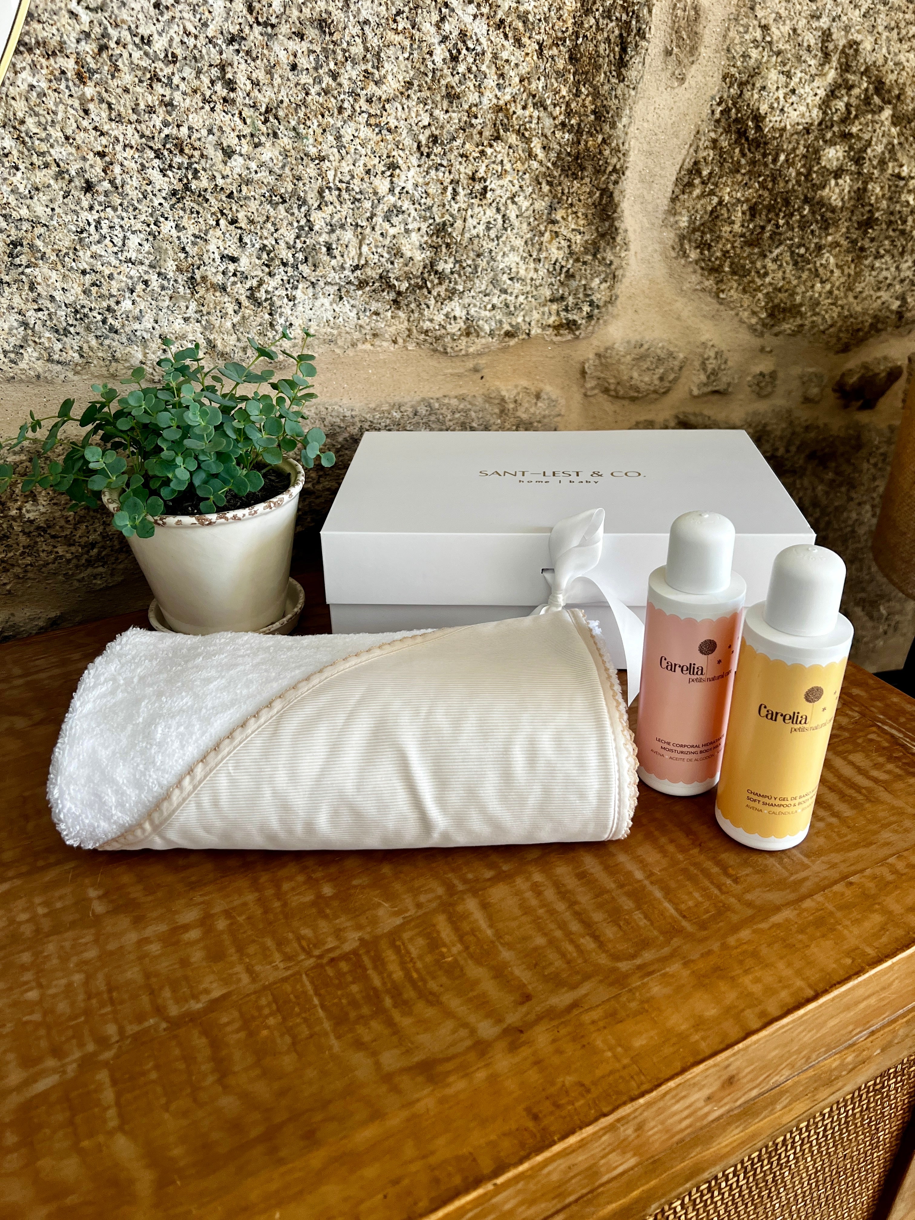 CAJA REGALO RECIÉN NACIDO 09 | TOALLA BORDADA + GEL/CHAMPÚ + BODY MILK